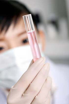 IMAGO Creative: Lokalhelden - Gesundheits- und Rettungskräfte hand Sample Take it. Medical Confidence Health Test tube Vertical composition Doctor. Rubber gloves  55294826316433573