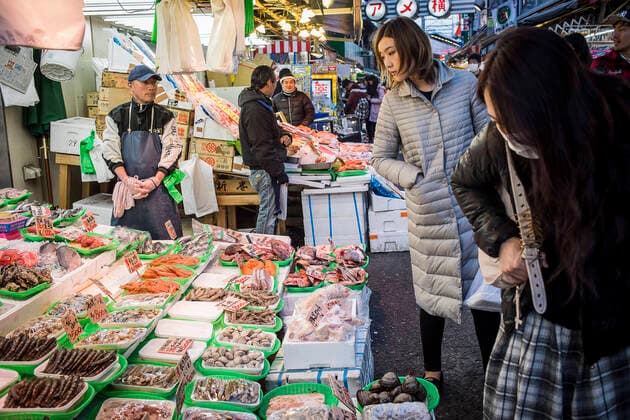 IMAGO Creative: Stadt-Dichotomien Ameyoko market Street.Tokyo .Japan Tokyo Japan Copyright: xLucasxVallecillosx LVM-Jp.Tok.H1A2631