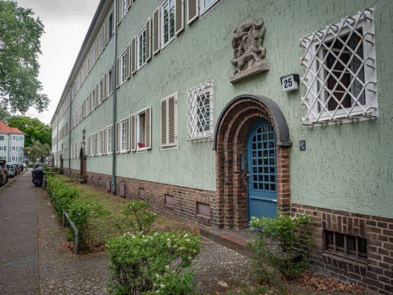 Berlin Spandau, OT Siemensstadt: Die Siedlung Siemensstadt (auch Siemens-Siedlung) befindet sich zwischen Harriesstraße, Dihlmannstraße, Rohrdamm und Im Heidewinkel. Sie wurde von 1922 bis 1932 von Hans C. Hertlein erbaut. Bis in die 1980er Jahre war sie nur für Siemens-Beschäftigte und ihre Familien vorgesehen Spandau *** Berlin Spandau, OT Siemensstadt The Siemensstadt housing estate, also known as Siemensiedlung, is located between Harriesstrasse, Dihlmannstrasse, Rohrdamm and Im Heidewinkel It was built by Hans C Hertlein between 1922 and 1932 Until the 1980s, it was intended only for Siemens employees and their families Spandau