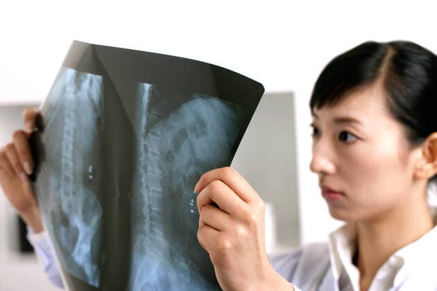 IMAGO Creative: Lokalhelden - Gesundheits- und Rettungskräfte Tech medicine Diagnosis Alone Adult Indoor Take it. Check it out. Look. Be careful. Occupation  57413155726431803