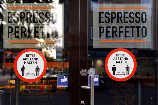 Hinweisschilder zu den durch die Coronakrise bedingten Kontaktbeschränkungen an einem Cafe in der Innenstadt. Köln, 08.06.2020