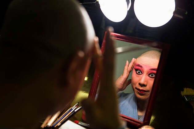Actor of Pekin Opera making up. Laoshe Teahouse. Nº3 Qianmen Avenue West,Beijing, China Beijing Beijing China Copyright: xLucasxVallecillosx xVWPicsx LVM-Ch.Be.135