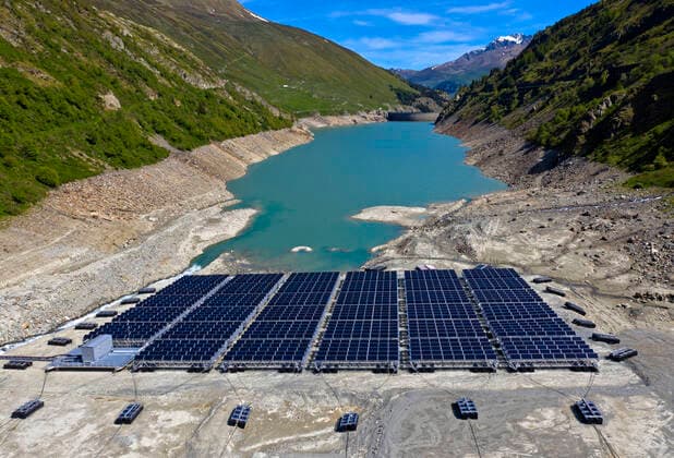 IMAGO Nature: Unsere Erde, Energiequellen, Photovoltaik Sonnenkollektoren des ersten schwimmenden alpinen Solarkraftwerks des Schweizer Energieunternehmens Romande Energie liegen bei Niedrigwasser auf dem Seeboden des Lac des Toules, Bourg-St-Pierre, Wallis, Schweiz *** Solar panels of the first floating alpine solar power plant of the Swiss energy company Romande Energie lying on the lake floor due to the low water level of the Lac des Toules, Bourg-St-Pierre, Valais, Switzerland *** Solar collectors of the first floating alpine solar power plant of the Swiss energy company Romande Energie lying on the lake floor due to the low water level of the Lac des Toules, Bourg St Pierre, Valais, Switzerland Solar panels of the first floating alpine solar power plant of the Swiss energy company Romande