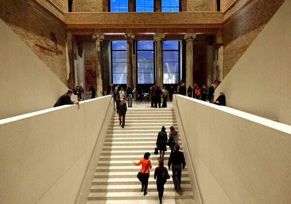Neues Museum Berlin, 17.03.09 - Besucher gelangen ueber die Haupttreppe in das Neue Museum an der Museumsinsel. Berlin Berlin Deutschland