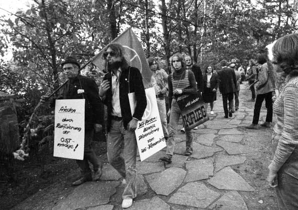 Blumen fuer Stukenbrock 1971 DEU, Deutschland, Stukenbrock: Linke und Friedensbewegung begingen Blumen fuer Stukenbrock an den Graebern der sowjetischen Kriegsopfer des NS-Regimes als Zeichen der Versoehnung hier am 4.9.1971 in Stukenbrock bei Bielefeld. DEU, Germany, Stukenbrock: Leftists and the peace movement celebrated flowers for Stukenbrock at the graves of the Soviet victims of the Nazi regime as a sign of reconciliation here on 4.9.1971 in Stukenbrock near Bielefeld NRW *** Blumen für Stukenbrock 1971 DEU, Germany, Stukenbrock Leftists and the peace movement celebrated flowers for Stukenbrock at the graves of the Soviet victims of the Nazi regime as a sign of reconciliation here on 4 9 1971 in Stukenbrock near Bielef