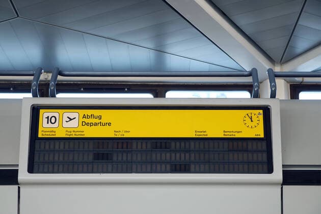 04.06.2020, Berlin - Deutschland. Flughafen Tegel ( TXL ), an den Abfertigungsschaltern ist es durch die Corona-Krise leer. Die Uhr zeigt 5 vor 12.
