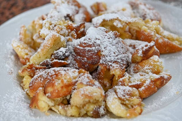 Besuch, in Bad Ischl (Ortszentrum), am 05.06.20. Das Bild zeigt einen Teller mit originalem Bad Ischler Kaiserschmarrn, im Grandcafe Zauner auf der Esplanade in Bad Ischl 2020 - Besuch, in Bad Ischl, am 05.06.20. *** Visit, in Bad Ischl town centre, on 05 06 20 The picture shows a plate with original Bad Ischl Kaiserschmarrn, in the Grandcafe Zauner on the Esplanade in Bad Ischl 2020 Visit, in Bad Ischl, on 05 06 20