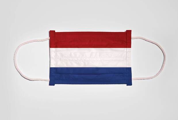 Symbolbild Corona-Krise, Mundschutz, Atemschutzmaske, Mund-Nase-Schutz mit Flagge von Niederlande, weißer Hintergrund Copyright: imageBROKER/Anne-SophiexWittwer ibxasw05778864.jpg