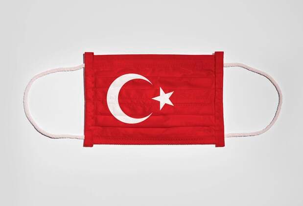 Symbolbild Corona-Krise, Mundschutz, Atemschutzmaske, Mund-Nase-Schutz mit Flagge von Türkei, weißer Hintergrund Copyright: imageBROKER/Anne-SophiexWittwer ibxasw05778872.jpg
