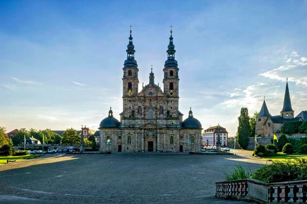  Barocker Fuldaer Dom, Dom St. Salvator, rechts mittelalterliche Michaelskirche, Fulda, Hessen, Deutschland, Europa *** Baroque Fulda Cathedral, St Salvator Cathedral, right medieval St Michaels Church, Fulda, Hesse, Germany, Europe Copyright: imageBROKER/RaimundxKutter ibxrai05772145.jpg