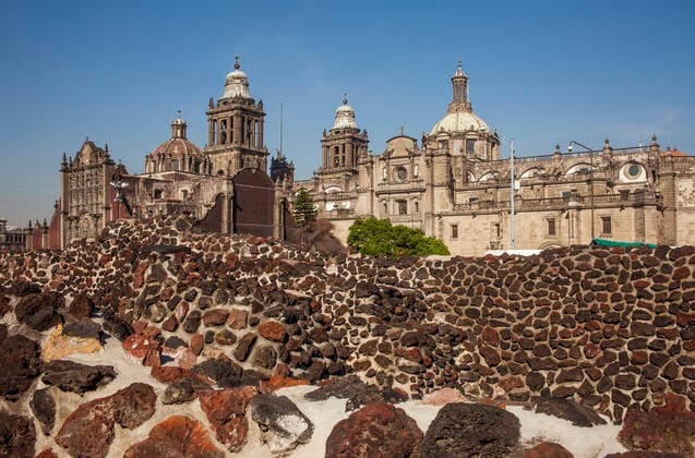 The Aztecs Ruins of Templo Mayor, Archaeological Site, in backgroubd The Metropolitan Cathedral, historic center, Mexico City, Mexico Mexico City mexico federal district Mexico Copyright: xLucasxVallecillosx-xVWPicsx LVM-Mx.Df.2394