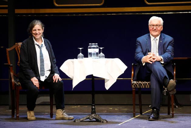 News Bilder des Tages Schauspielerin Katharina Thalbach, Bundespräsident Frank-Walter Steinmeier, Deutschland, Berlin, Kultur ist Lebensmittel – Überleben der Kultur in der Corona-Krise – Besuch der Komödie am Kurfürstendamm im Schiller Theater und Gespräch mit der Schauspielerin Katharina Thalbach und dem Intendanten Martin Woelffer *** Actress Katharina Thalbach, Federal President Frank Walter Steinmeier, Germany, Berlin, Culture is Food - Survival of Culture in the Corona Crisis - Visit of the Komödie am Kurfürstendamm at the Schiller Theater and discussion with the actress Katharina Thalbach and the artistic director Martin Woelffer