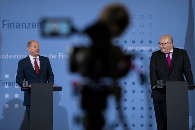 Finanzminister und Vizekanzler Olaf Scholz (SPD, links) und Bundeswirtschaftsminister Peter Altmaier (CDU) bei einer Pressekonferenz zur Umsetzung des Konjunkturpakets am 12.Juni 2020 im Finanzministerium in Berlin. Finanzminister Scholz zur Umsetzung des Konjunkturpakets