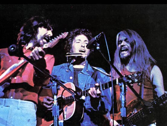 THE CONCERT FOR BANGLADESH THE CONCERT FOR BANGLADESH GEORGE HARRISON, BOB DYLAN, LEON RUSSELL Date: 1972. Strictly editorial use only in conjunction with the promotion of the film. Credit line mandatory. This image is copyright of the film company and is supplied under the terms of issue as film still. No commercial or book cover use permitted without prior consent from the film company.  Mandatory credit line: Image courtesy APPLE CORPS Ronald Grant Archive Mary Evans