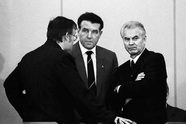 Deutschland, Ost-Berlin, 22.01.1990. Archiv-Nr.: 12-44 Versammlung Runder Tisch Foto: Ministerpraesident Hans-Modrow (re), Lothar Ahrendt (mitte), Minister fuer Innere Angelegenheiten und Dr. Peter Moreth (li), stellvertretender Vorsitzender des Ministerrates und Minister fuer oertliche Organe Versammlung Runder Tisch