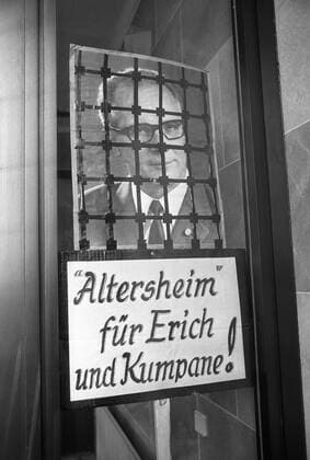 Deutschland, Leipzig, 08.01.1990. Archiv-Nr.: 12-09-03 Stasi-Zentrale Foto: Plakate an der ehemaligen Stasi-Zentrale Stasi-Zentrale *** Germany, Leipzig, 08 01 1990 Archive No 12 09 03 Stasi Headquarters Photo posters at the former Stasi Headquarters Stasi Headquarters