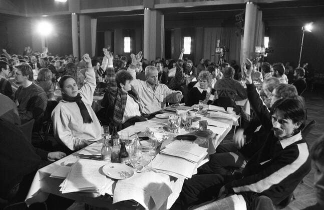 Deutschland, Leipzig, 08.01.1990. Archiv-Nr.: 12-08-09 Sitzung Neues Forum 1989 wurde Buechner zum DDR-weiten Sprecher des Neuen Forums (NF), ab 1990 zum NF-Sprecher in Thueringen. Buechner war bis 14. Oktober 1990 aktiv beteiligt an der parlamentarischen Kontrolle der Aufloesung des Ministeriums für Staatssicherheit. Foto: Sitzung des Neuen Forum Neues Forum *** Germany, Leipzig, 08 01 1990 Archive No. 12 08 09 New Forum meeting In 1989 Buechner became the GDR-wide spokesman of the New Forum NF, from 1990 on NF spokesman in Thuringia Buechner was actively involved in the parliamentary control of the dissolution of the Ministry for State Security until 14 October 1990 Photo Meeting of the New Forum New Forum