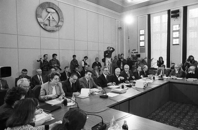 Deutschland, Ost-Berlin, 08.01.1990. Archiv-Nr.: 12-18 Versammlung Runder Tisch Foto: Ueberraschend nahm Ministerpraesident Hans Modrow an der Verhandlungen teil Versammlung Runder Tisch