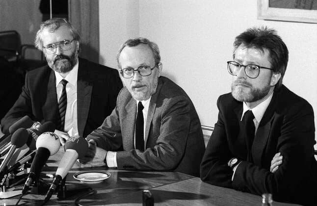 Deutschland, Ost-Berlin, 22.01.1990. Archiv-Nr.: 12-45 Pressekonferenz der OST-CDU Foto: Lothar de Maiziere (mitte), Vorsitzender und Martin Kirchner (re), Generalsekretaer und Wolfgang Lueck, Pressesprecher Pressekonferenz der OST-CDU *** Germany, East Berlin, 22 01 1990 Archive No. 12 45 Press conference of the OST CDU Photo Lothar de Maiziere middle, chairman and Martin Kirchner re, secretary general and Wolfgang Lueck, press spokesman press conference of the OST CDU