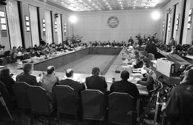 Deutschland, Ost-Berlin, 22.01.1990. Archiv-Nr.: 12-41 Versammlung Runder Tisch Foto: Uebersicht Versammlung Runder Tisch Versammlung Runder Tisch
