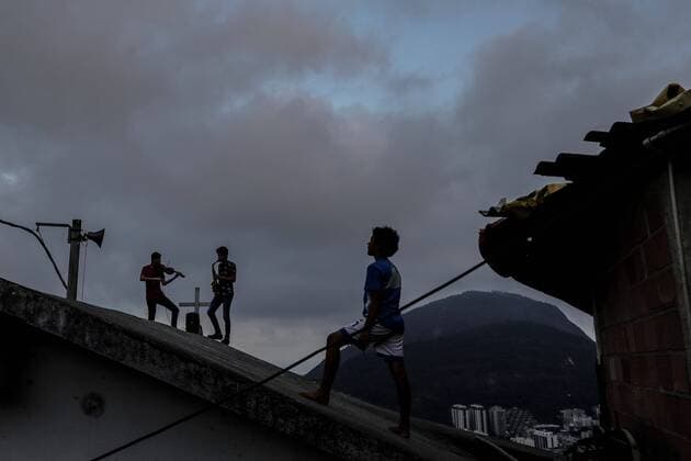 The young Rodrigo Silva (L) and Glauber Silva (R), play music from a roof of the Santa Marta favela, in the city of Rio de Janeiro, Brazil, June 8, 2020. Jazz, samba and even classics such as Beethoven s ninth symphony are part of the repertoire of two young musicians from a favela in Rio de Janeiro who do not stop working with chords and melodies, even though their stage is now the street, because of the pandemic. Músicos de favela de Río cambian la tarima por la calle durante la pandemia !ACHTUNG: NUR REDAKTIONELLE NUTZUNG!  Copyright: xAntonioxLacerdax AME5697 20200612-637275781480473060
