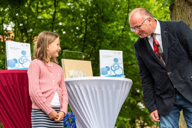 RENDBURG. Der Preis des Landes Schule des Jahres mit einem Preisgeld von 12.000 Euro ging in diesem Jahr an die Käte-Lassen-Gemeinschaftsschule in Flensburg. Über den zweiten Platz mit einem Preisgeld von 8.000 Euro freute sich das Regionale Berufsbildungszentrum Wirtschaft (RBZ), Kiel; die Lornsenschule in Schleswig erreichte den dritten Platz mit einem Preisgeld von 6.000 Euro. Den mit 5.000 Euro dotierten Sonderpreis des Ministerpräsidenten für ein besonders kreatives und zukunftsweisendes Projekt zur Demokratieförderung erhielt die Thomas-Mann-Schule in Lübeck. Überreicht wurden die Urkunden und Preisgelder von Bildungsministerin Karin Prien und Dr. Gesa Ramm, Direktorin des IQSH, in Rendsburg. Rendsburg Schleswig-Holstein