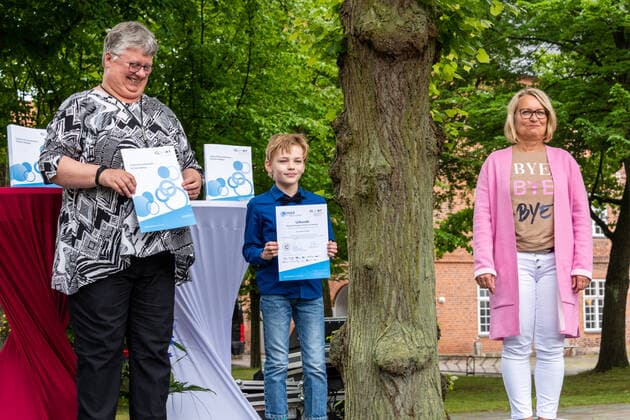 RENDBURG. Der Preis des Landes Schule des Jahres mit einem Preisgeld von 12.000 Euro ging in diesem Jahr an die Käte-Lassen-Gemeinschaftsschule in Flensburg. Über den zweiten Platz mit einem Preisgeld von 8.000 Euro freute sich das Regionale Berufsbildungszentrum Wirtschaft (RBZ), Kiel; die Lornsenschule in Schleswig erreichte den dritten Platz mit einem Preisgeld von 6.000 Euro. Den mit 5.000 Euro dotierten Sonderpreis des Ministerpräsidenten für ein besonders kreatives und zukunftsweisendes Projekt zur Demokratieförderung erhielt die Thomas-Mann-Schule in Lübeck. Überreicht wurden die Urkunden und Preisgelder von Bildungsministerin Karin Prien und Dr. Gesa Ramm, Direktorin des IQSH, in Rendsburg. Rendsburg Schleswig-Holstein