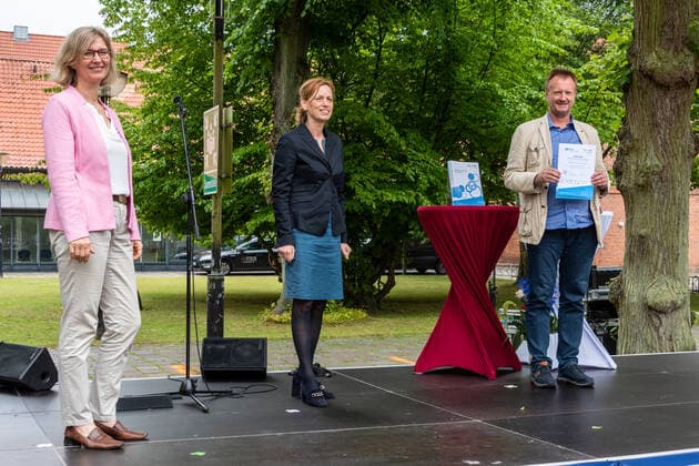 RENDDBURG. Der Preis des Landes Schule des Jahres mit einem Preisgeld von 12.000 Euro ging in diesem Jahr an die Käte-Lassen-Gemeinschaftsschule in Flensburg. Über den zweiten Platz mit einem Preisgeld von 8.000 Euro freute sich das Regionale Berufsbildungszentrum Wirtschaft (RBZ), Kiel; die Lornsenschule in Schleswig erreichte den dritten Platz mit einem Preisgeld von 6.000 Euro. Den mit 5.000 Euro dotierten Sonderpreis des Ministerpräsidenten für ein besonders kreatives und zukunftsweisendes Projekt zur Demokratieförderung erhielt die Thomas-Mann-Schule in Lübeck. Überreicht wurden die Urkunden und Preisgelder von Bildungsministerin Karin Prien und Dr. Gesa Ramm, Direktorin des IQSH, in Rendsburg. Rendsburg Schleswig-Holstei