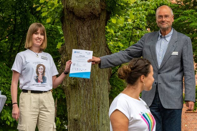 RENDDBURG. Der Preis des Landes Schule des Jahres mit einem Preisgeld von 12.000 Euro ging in diesem Jahr an die Käte-Lassen-Gemeinschaftsschule in Flensburg. Über den zweiten Platz mit einem Preisgeld von 8.000 Euro freute sich das Regionale Berufsbildungszentrum Wirtschaft (RBZ), Kiel; die Lornsenschule in Schleswig erreichte den dritten Platz mit einem Preisgeld von 6.000 Euro. Den mit 5.000 Euro dotierten Sonderpreis des Ministerpräsidenten für ein besonders kreatives und zukunftsweisendes Projekt zur Demokratieförderung erhielt die Thomas-Mann-Schule in Lübeck. Überreicht wurden die Urkunden und Preisgelder von Bildungsministerin Karin Prien und Dr. Gesa Ramm, Direktorin des IQSH, in Rendsburg. Rendsburg Schleswig-Holstei