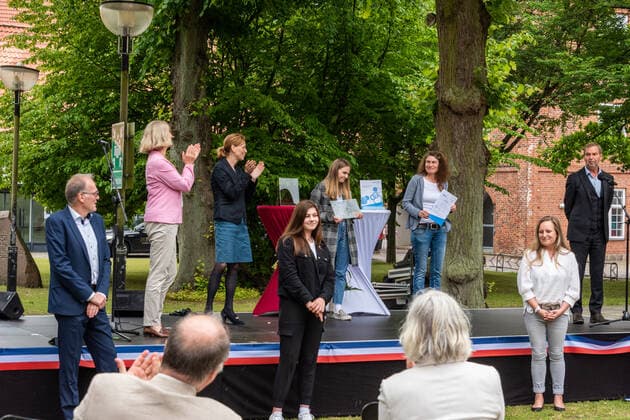 RENDDBURG. Der Preis des Landes Schule des Jahres mit einem Preisgeld von 12.000 Euro ging in diesem Jahr an die Käte-Lassen-Gemeinschaftsschule in Flensburg. Über den zweiten Platz mit einem Preisgeld von 8.000 Euro freute sich das Regionale Berufsbildungszentrum Wirtschaft (RBZ), Kiel; die Lornsenschule in Schleswig erreichte den dritten Platz mit einem Preisgeld von 6.000 Euro. Den mit 5.000 Euro dotierten Sonderpreis des Ministerpräsidenten für ein besonders kreatives und zukunftsweisendes Projekt zur Demokratieförderung erhielt die Thomas-Mann-Schule in Lübeck. Überreicht wurden die Urkunden und Preisgelder von Bildungsministerin Karin Prien und Dr. Gesa Ramm, Direktorin des IQSH, in Rendsburg. Rendsburg Schleswig-Holstei