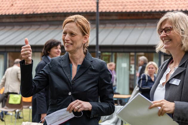 RENDDBURG. Der Preis des Landes Schule des Jahres mit einem Preisgeld von 12.000 Euro ging in diesem Jahr an die Käte-Lassen-Gemeinschaftsschule in Flensburg. Über den zweiten Platz mit einem Preisgeld von 8.000 Euro freute sich das Regionale Berufsbildungszentrum Wirtschaft (RBZ), Kiel; die Lornsenschule in Schleswig erreichte den dritten Platz mit einem Preisgeld von 6.000 Euro. Den mit 5.000 Euro dotierten Sonderpreis des Ministerpräsidenten für ein besonders kreatives und zukunftsweisendes Projekt zur Demokratieförderung erhielt die Thomas-Mann-Schule in Lübeck. Überreicht wurden die Urkunden und Preisgelder von Bildungsministerin Karin Prien und Dr. Gesa Ramm, Direktorin des IQSH, in Rendsburg. Rendsburg Schleswig-Holstei