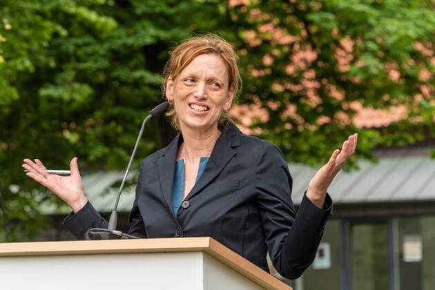 RENDDBURG. Der Preis des Landes Schule des Jahres mit einem Preisgeld von 12.000 Euro ging in diesem Jahr an die Käte-Lassen-Gemeinschaftsschule in Flensburg. Über den zweiten Platz mit einem Preisgeld von 8.000 Euro freute sich das Regionale Berufsbildungszentrum Wirtschaft (RBZ), Kiel; die Lornsenschule in Schleswig erreichte den dritten Platz mit einem Preisgeld von 6.000 Euro. Den mit 5.000 Euro dotierten Sonderpreis des Ministerpräsidenten für ein besonders kreatives und zukunftsweisendes Projekt zur Demokratieförderung erhielt die Thomas-Mann-Schule in Lübeck. Überreicht wurden die Urkunden und Preisgelder von Bildungsministerin Karin Prien und Dr. Gesa Ramm, Direktorin des IQSH, in Rendsburg. Rendsburg Schleswig-Holstei