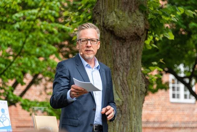 RENDDBURG. Der Preis des Landes Schule des Jahres mit einem Preisgeld von 12.000 Euro ging in diesem Jahr an die Käte-Lassen-Gemeinschaftsschule in Flensburg. Über den zweiten Platz mit einem Preisgeld von 8.000 Euro freute sich das Regionale Berufsbildungszentrum Wirtschaft (RBZ), Kiel; die Lornsenschule in Schleswig erreichte den dritten Platz mit einem Preisgeld von 6.000 Euro. Den mit 5.000 Euro dotierten Sonderpreis des Ministerpräsidenten für ein besonders kreatives und zukunftsweisendes Projekt zur Demokratieförderung erhielt die Thomas-Mann-Schule in Lübeck. Überreicht wurden die Urkunden und Preisgelder von Bildungsministerin Karin Prien und Dr. Gesa Ramm, Direktorin des IQSH, in Rendsburg. Rendsburg Schleswig-Holstei
