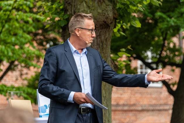 RENDDBURG. Der Preis des Landes Schule des Jahres mit einem Preisgeld von 12.000 Euro ging in diesem Jahr an die Käte-Lassen-Gemeinschaftsschule in Flensburg. Über den zweiten Platz mit einem Preisgeld von 8.000 Euro freute sich das Regionale Berufsbildungszentrum Wirtschaft (RBZ), Kiel; die Lornsenschule in Schleswig erreichte den dritten Platz mit einem Preisgeld von 6.000 Euro. Den mit 5.000 Euro dotierten Sonderpreis des Ministerpräsidenten für ein besonders kreatives und zukunftsweisendes Projekt zur Demokratieförderung erhielt die Thomas-Mann-Schule in Lübeck. Überreicht wurden die Urkunden und Preisgelder von Bildungsministerin Karin Prien und Dr. Gesa Ramm, Direktorin des IQSH, in Rendsburg. Rendsburg Schleswig-Holstei