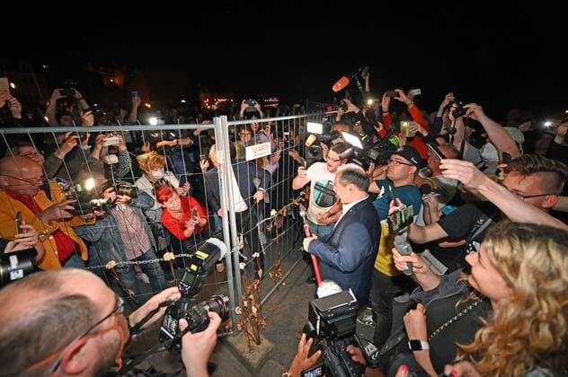 Görlitz Zgorzelec - Grenzöffnung: Hunderte Menschen erleben emotionalen Moment 12 13.06.2020 Görlitz, Grenzübergang Altstadtbrücke Fotograf: LausitzNews Toni Lehder Es war ein emotionaler Moment, als in der Nacht zu Sonnabend die Grenze zwischen Deutschland und Polen nach nunmehr drei Monaten wieder geöffnet wurde. Mehrere hundert Menschen kamen in Görlitz an den Grenzübergang Altstadtbrücke, um dieses Ereignis hautnah zu erleben. Der Görlitzer Bürgermeister Octavian Ursu und sein polnischer Amtskollege RafaÅ‚ Gronicz aus Zgorzelec öffneten Punkt 00:00 Uhr mit Bolzenschneidern die Bauzäune und somit offiziell die Landesgrenze. Umjubelt von deutschen und polnischen Bürgern gab es zuvor einen Countdown und im Anschluss Sekt, e Copyright: xLausitzNews.de TonixLehderx