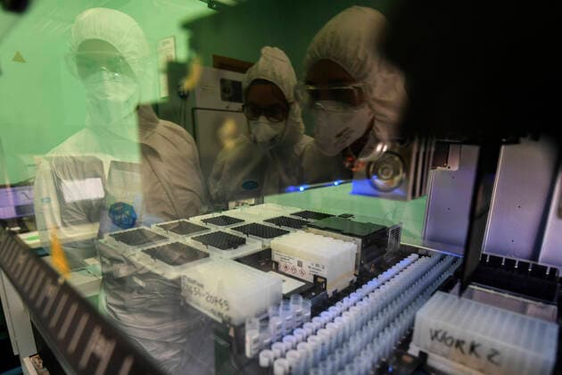 Medical technicians work on test samples in the laboratory of the Infectious diseases department for coronavirus (COVID-19) in the microbiology laboratory of Naples.  Copyright: xSalvatorexLaportax xIPAx xKontrolabx