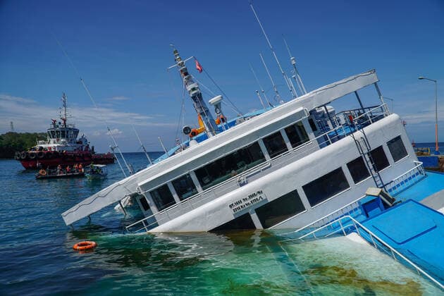 Bilder des Jahres 2020, News 06 Juni News Themen der Woche KW24 News Bilder des Tages June 13, 2020, Karangasem, Bali, Indonesia: Oil fuel spills arround the capsized Passengers Ferry (KMP) Dharma Rucitra III from Lombok Island to Padangbai Harbour. Karangasem Indonesia - ZUMAb245 20200613_zip_b245_012 Copyright: xDickyxBisinglasix
