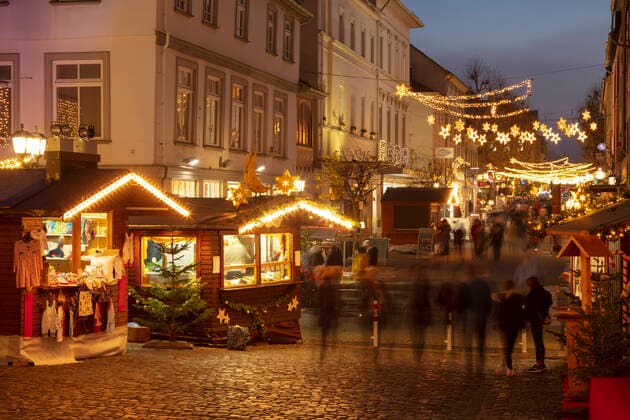 Weihnachtsmarkt am Kornmarkt, Nachtaufnahme, Limburg a. d. Lahn, Hessen, Deutschland, Europa