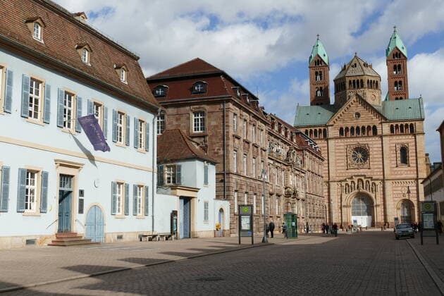 Menschenleere Maximilianstrasse in Speyer am Rhein