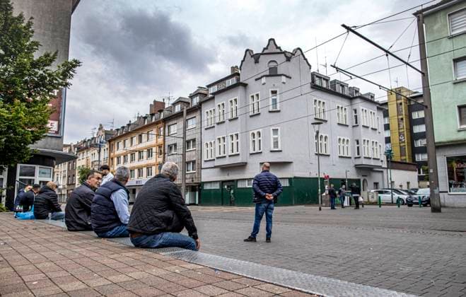10.06.2020 , Duisburg , Marxloh nach den Einsätzen der Polizei im Mai gegen Clans und arabische Großfamilien , Libanesen. Mitglieder einer libanesischen Großfamilie , etwa 100 Familienmitglieder , stehen auf der Kaiser-Wilhelm-Straße genau an der Stelle , an der ein Einsatz der Polizei stattgefunden hat. *** 10 06 2020 , Duisburg , Marxloh after the police operations in May against clans and large Arab families , Lebanese Members of a large Lebanese family , about 100 family members , are standing on Kaiser Wilhelm Street at the exact spot where the police operations took place