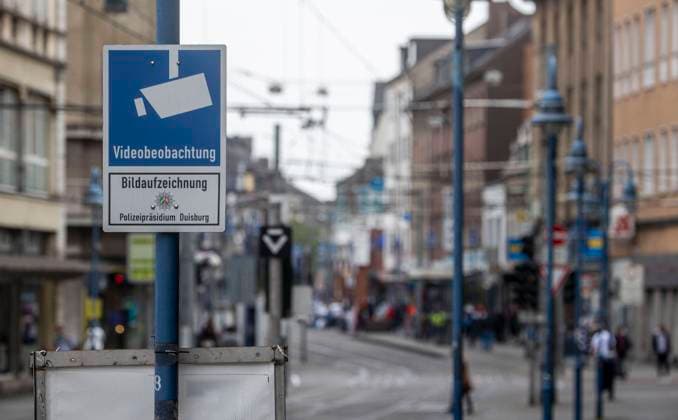 10.06.2020 , Duisburg , Marxloh nach den Einsätzen der Polizei im Mai gegen Clans und arabische Großfamilien , Libanesen. Videoüberwachung auf der Kaiser-Wilhelm-Straße *** 10 06 2020 , Duisburg , Marxloh after the police operations in May against clans and large Arab families , Lebanese Video surveillance on Kaiser Wilhelm Street