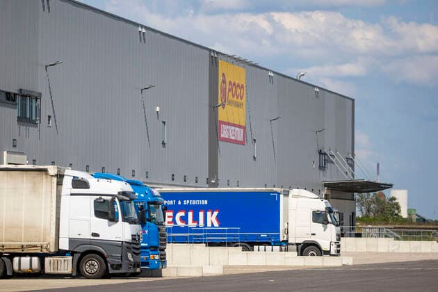 12.06.2020 , KL KaLi Kamp Lintfort , Mehrere Mitarbeiter im Versandzentrum Lager der POCO Einrichtungsmärkte an der Norddeutschlandstraße 1 an Corona erkrankt.
