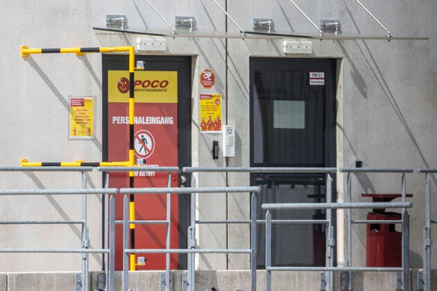 12.06.2020 , KL KaLi Kamp Lintfort , Mehrere Mitarbeiter im Versandzentrum Lager der POCO Einrichtungsmärkte an der Norddeutschlandstraße 1 an Corona erkrankt.
