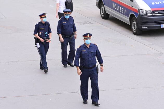 Österreichische Polizei bei einer Anti Corona Demonstration in Wien
