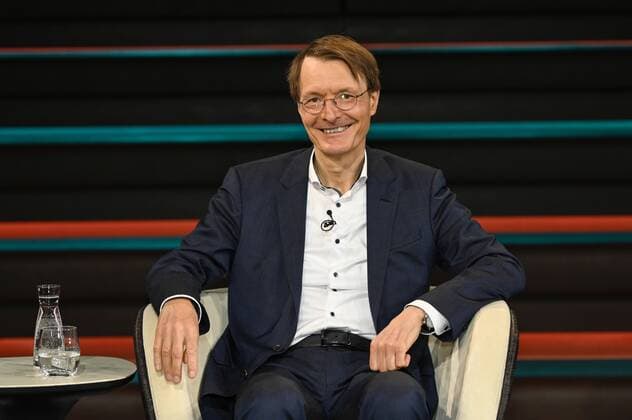 Karl Lauterbach (Politiker) 06 20 her Karl Lauterbach am 09. Juni 2020 in Markus Lanz , ZDF TV Fernsehen Talkshow Talk Show Deutschland deutsch deutscher Mann SPD Politik Gesundheitsexperte Epidemiologie german politician quer halb lächelnd sitzend neutral