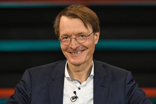 Karl Lauterbach (Politiker) 06 20 her Karl Lauterbach am 09. Juni 2020 in Markus Lanz , ZDF TV Fernsehen Talkshow Talk Show Deutschland deutsch deutscher Mann SPD Politik Gesundheitsexperte Epidemiologie german politician quer Portrait lächelnd sitzend neutral