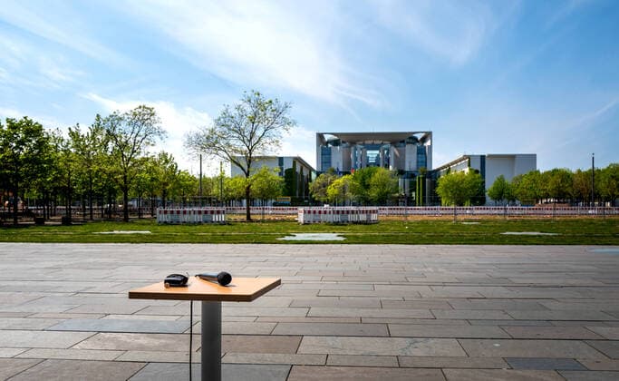 Mikrofon auf einem Tisch vor dem Bundeskanzleramt in Berlin