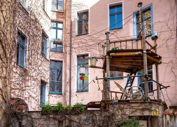 IMAGO Creative, Leben im Bamhaus Hinterhof in Berlin *** Backyard in Berlin 1020915790