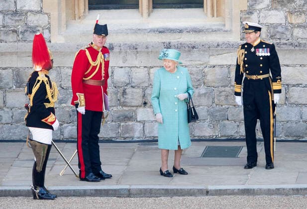 Bilder des Jahres 2020, Entertainment 06 Juni Entertainment Themen der Woche KW24 Entertainment Bilder des Tages . 13 06 2020. Windsor, United Kingdom. Queen Elizabeth II with the 1st Battalion Welsh Guards, at a ceremony to mark her official birthday at Windsor Castle,United Kingdom, instead of the annual Trooping The Colour which was cancelled because of Coronavirus  xi-Imagesx IIM-21271-0035