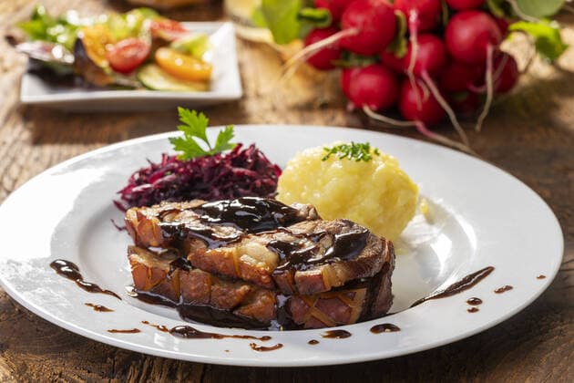 bayerischer Schweinebraten mit Knödeln und Kohl *** Bavarian roast pork with dumplings and cabbage 1035306712